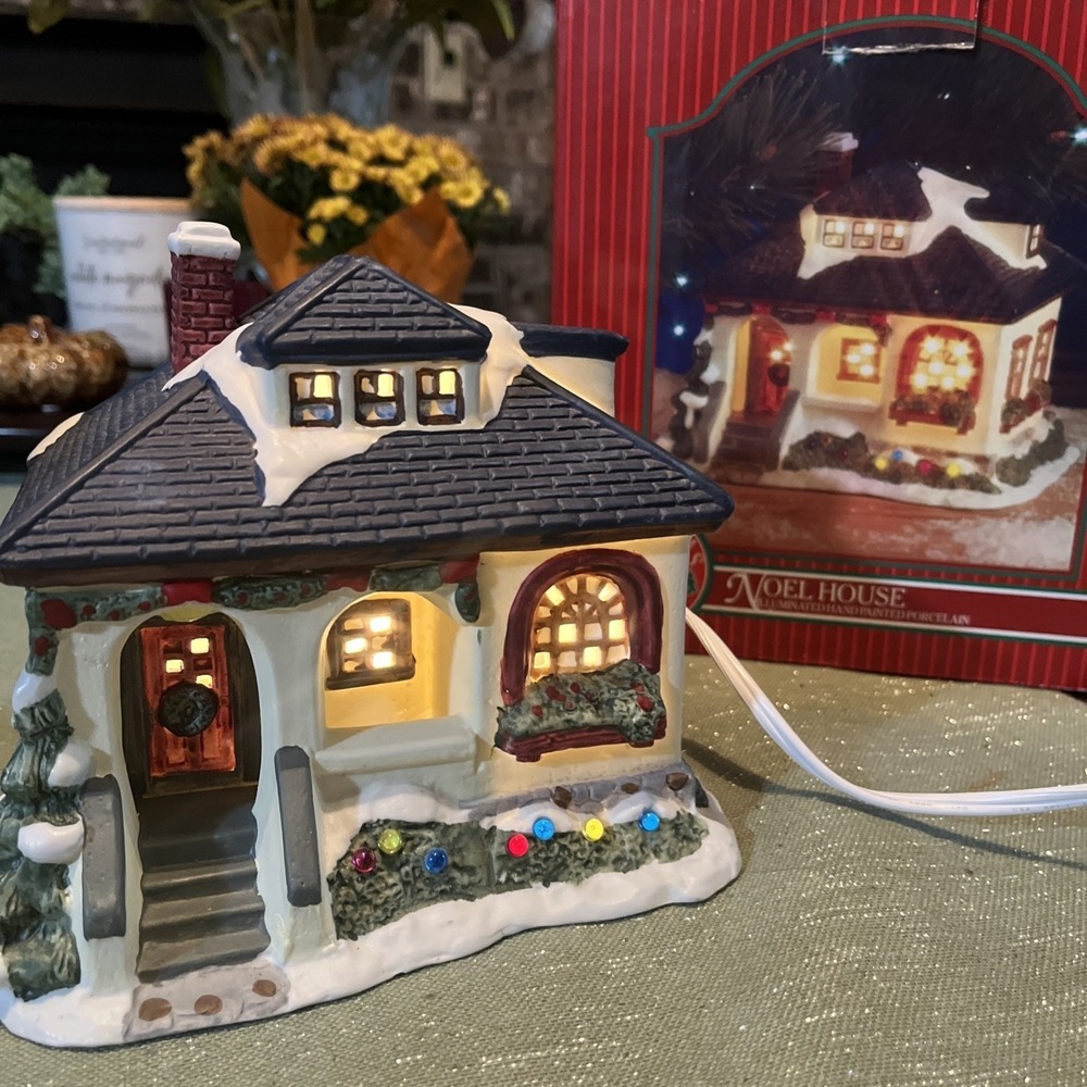 St. Nicholas Square Noel House Excellent Condition~hard to find